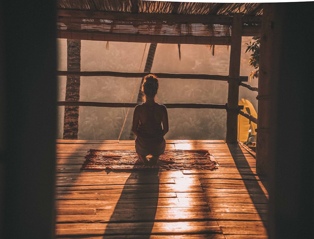Mujer colombiana practicando respiración consciente en un entorno natural tranquilo