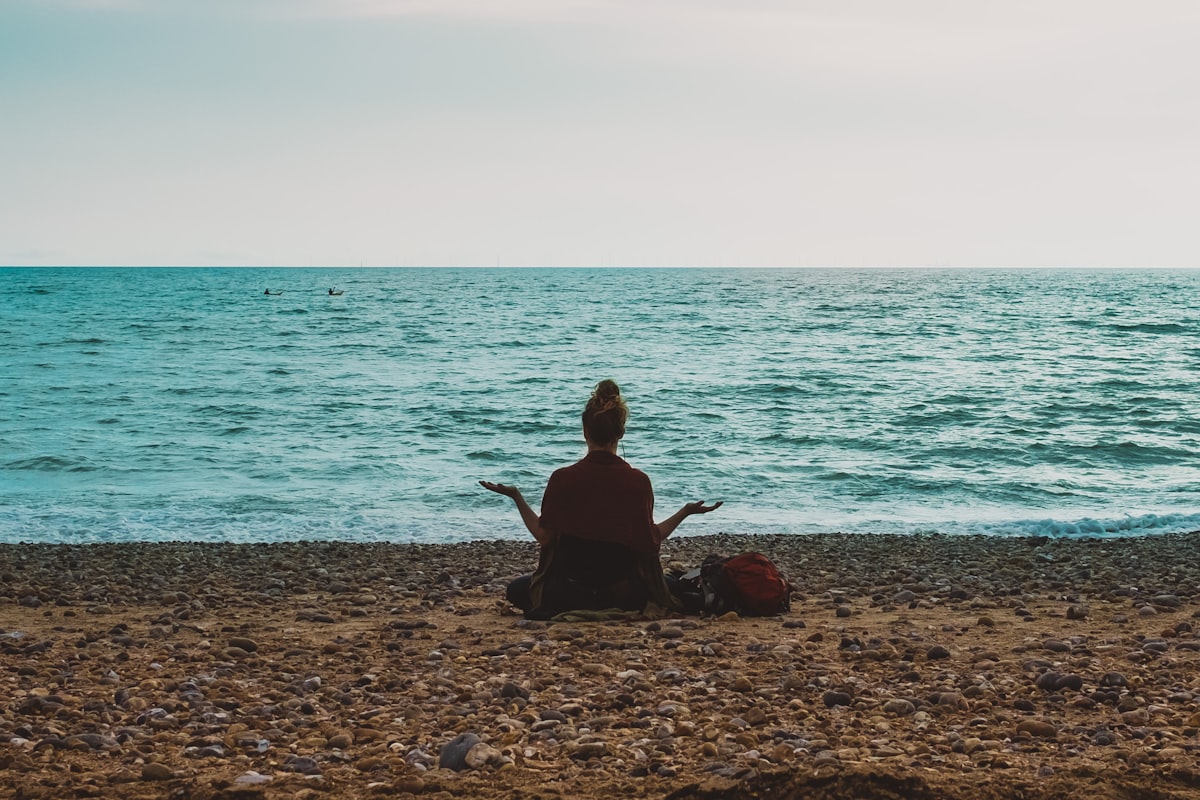 Persona reflexionando sobre sus niveles de estrés en un ambiente relajado
