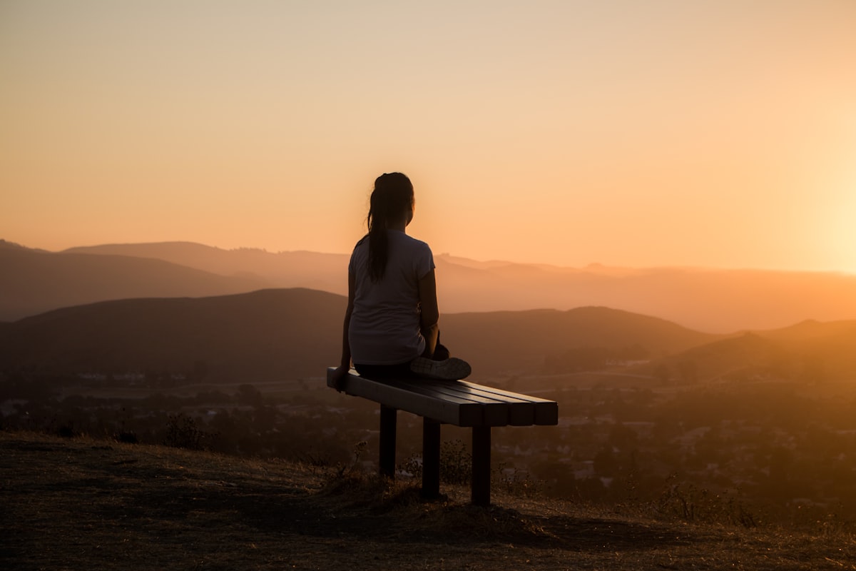 Mujer practicando respiración consciente al aire libre